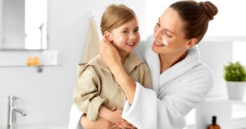 Hochwertige Bademäntel für Kinder finden: Darauf sollten Eltern achten (Foto: AdobeStock - 517915117 Syda Productions)
