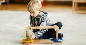 Montessori Spielzeug: Definition, Varianten und wie es selbst gebaut werden kann (Foto: AdobeStock - 583907430 dusanpetkovic1)